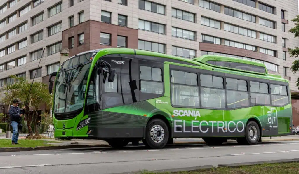 Scania suma 2.500 buses y 200 millones de kilómetros recorridos en Bogotá con TransMilenio Scania