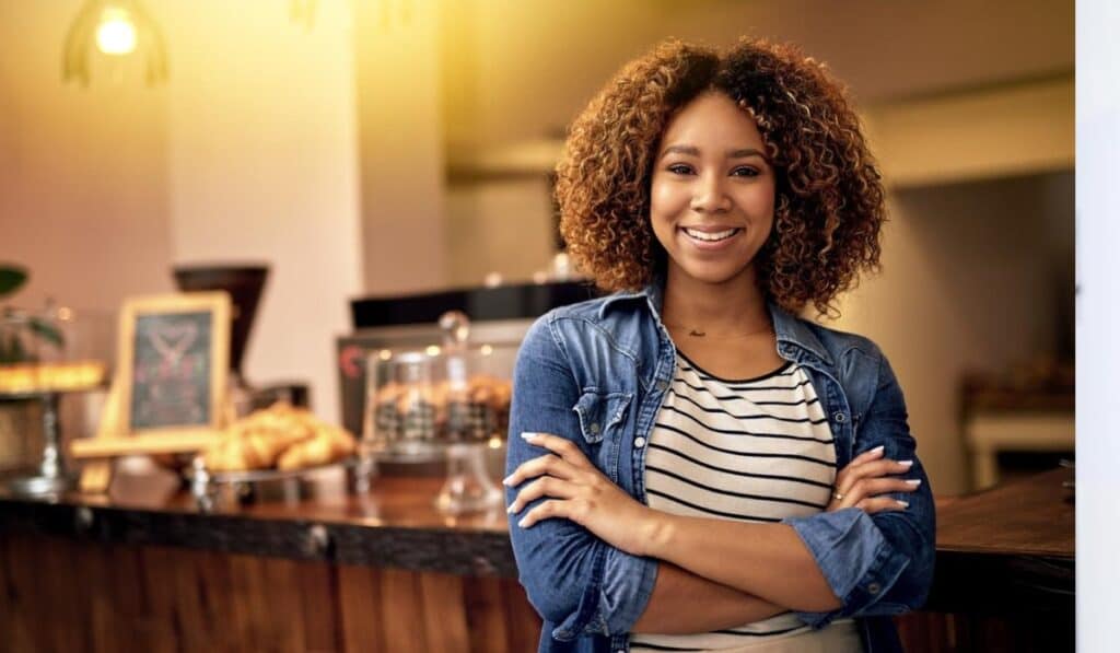 Las mujeres ganan 20 % menos y ahorran casi un 13 % menos para su complemento pensional, advierte Protección La informalidad sigue siendo un factor determinante para la autonomía económica femenina.