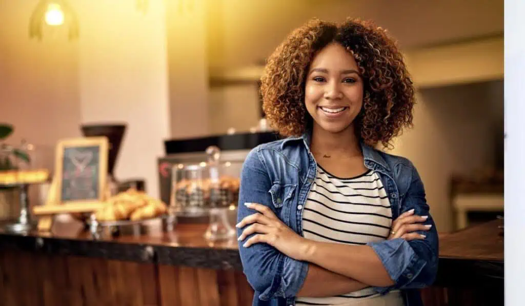 Las mujeres ganan 20 % menos y ahorran casi un 13 % menos para su complemento pensional, advierte Protección La informalidad sigue siendo un factor determinante para la autonomía económica femenina.