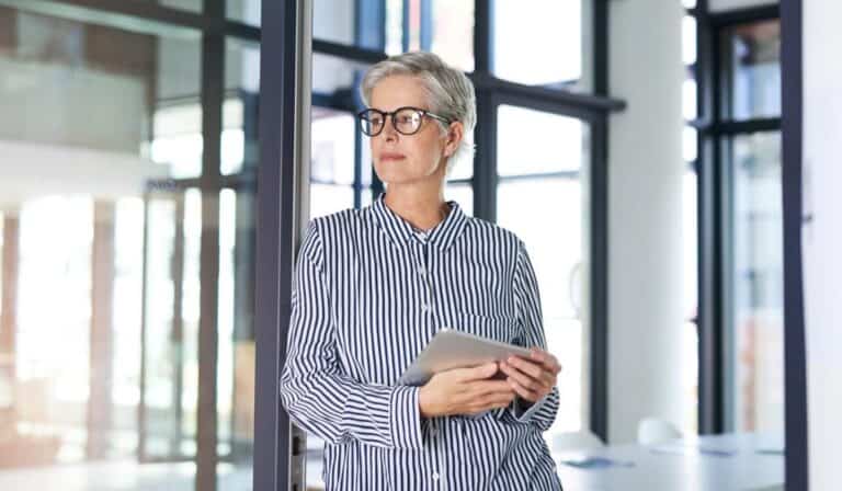 Las mujeres ganan 20 % menos y ahorran casi un 13 % menos para su complemento pensional, advierte Protección Las mujeres ganan en promedio $1,2 millones menos que los hombres en Colombia.