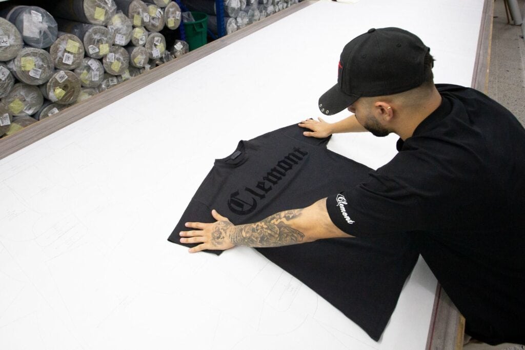 Clemont, la marca de ropa que busca reinventar la industria y que hoy factura US$6,5 millones Clemont empezó con cinco referencias (dos camisetas, buzo, sudadera y pantaloneta).