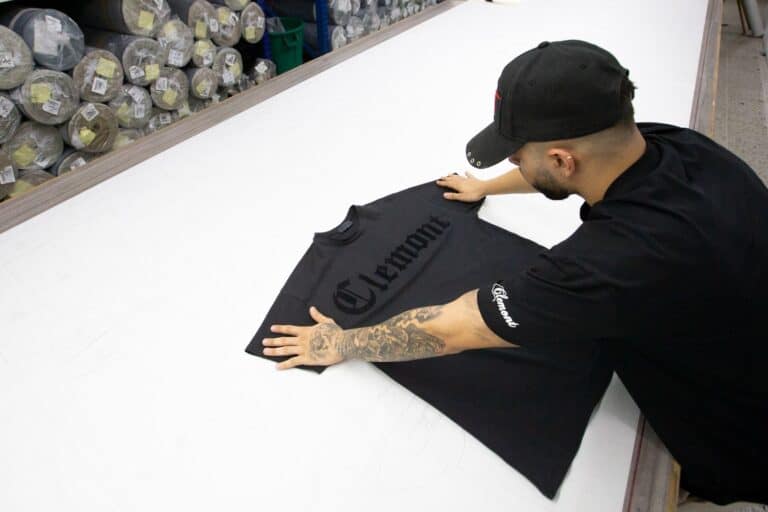 Clemont, la marca de ropa que busca reinventar la industria y que hoy factura US$6,5 millones Clemont empezó con cinco referencias (dos camisetas, buzo, sudadera y pantaloneta).