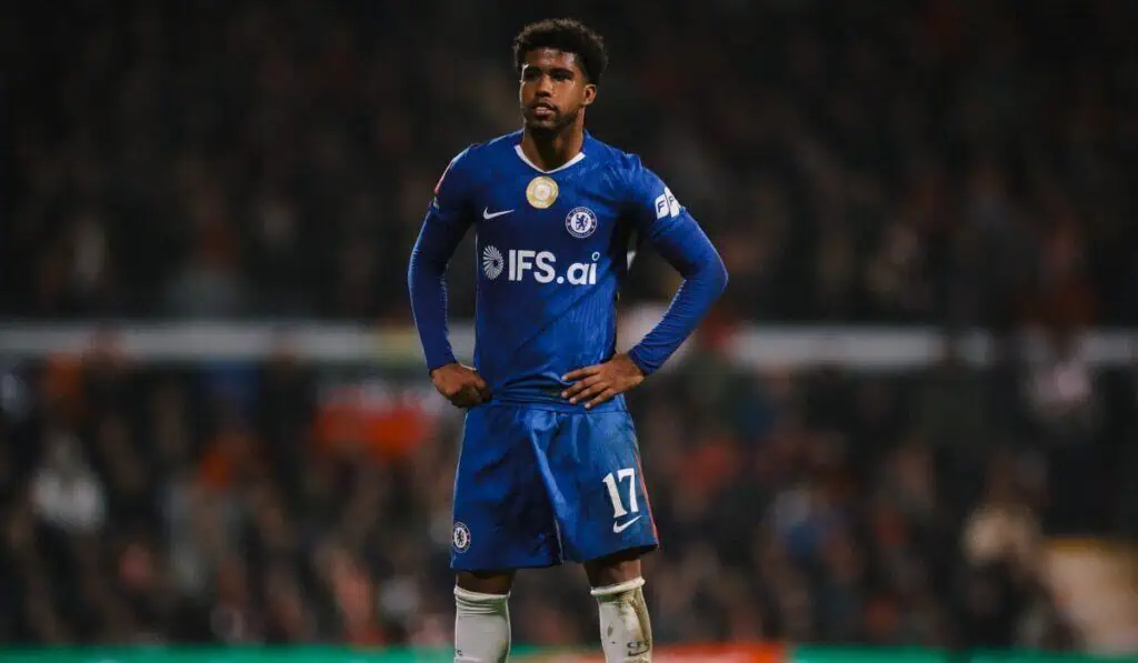 La Premier League frena fichajes del Chelsea y le aplica una multa récord La Premier League frena fichajes del Chelsea y le aplica una multa récord