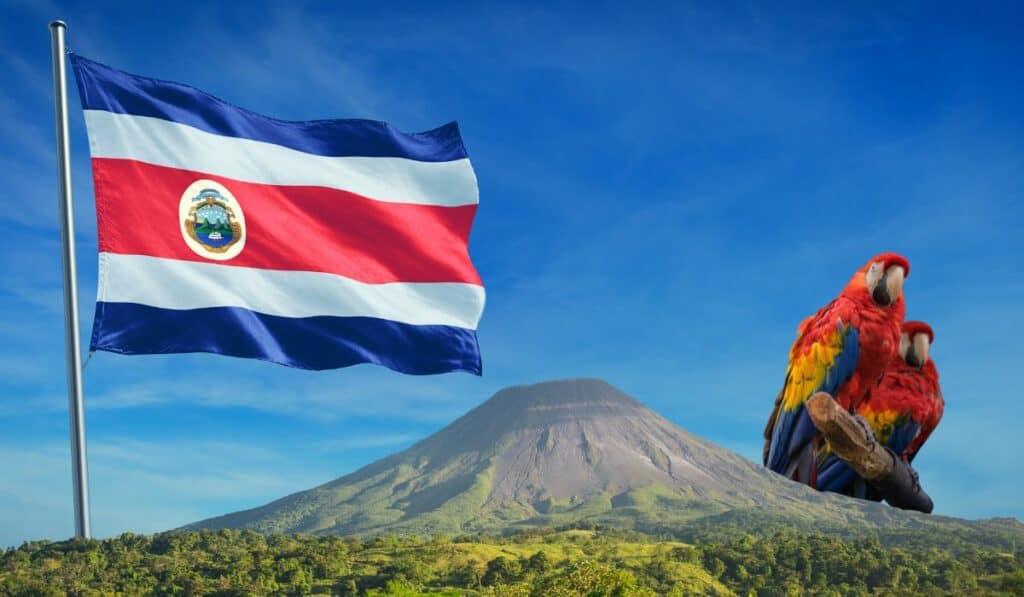 Costa Rica duplica su inversión en Colombia y apunta a los viajeros de alto gasto El país centroamericano apuesta por experiencias en selva, volcanes y playas para atraer turistas colombianos. Imágenes: tomadas de Canva.