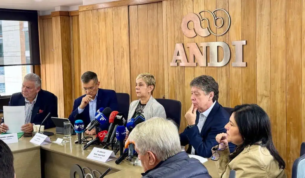 Empresarios de Colombia y Ecuador piden suspender aranceles y diálogo directo entre Petro y Noboa Presidentes de la ANDI, Acopi, Fenalco durante la rueda de prensa conjunta sobre la escalada arancelaria entre Colombia y Ecuador. Foto: Valora Analitik.