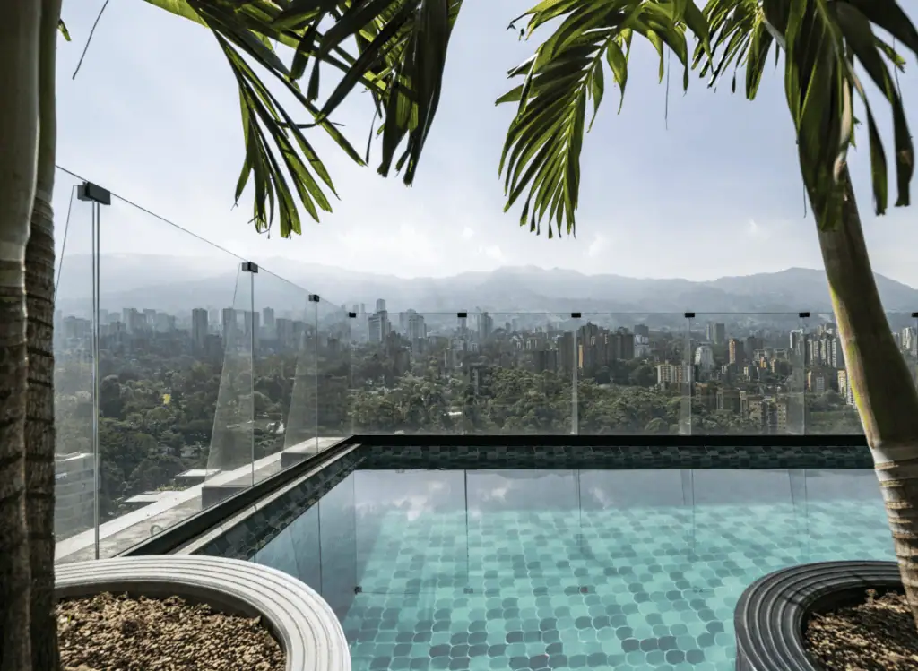 Las suites en Medellín que pasaron de $270 a $720 millones: así opera el hotel que se unió a Hilton El hotel ha enfocado su estrategia en turismo internacional, estadías largas y viajeros corporativos. Imagen: cortesía.