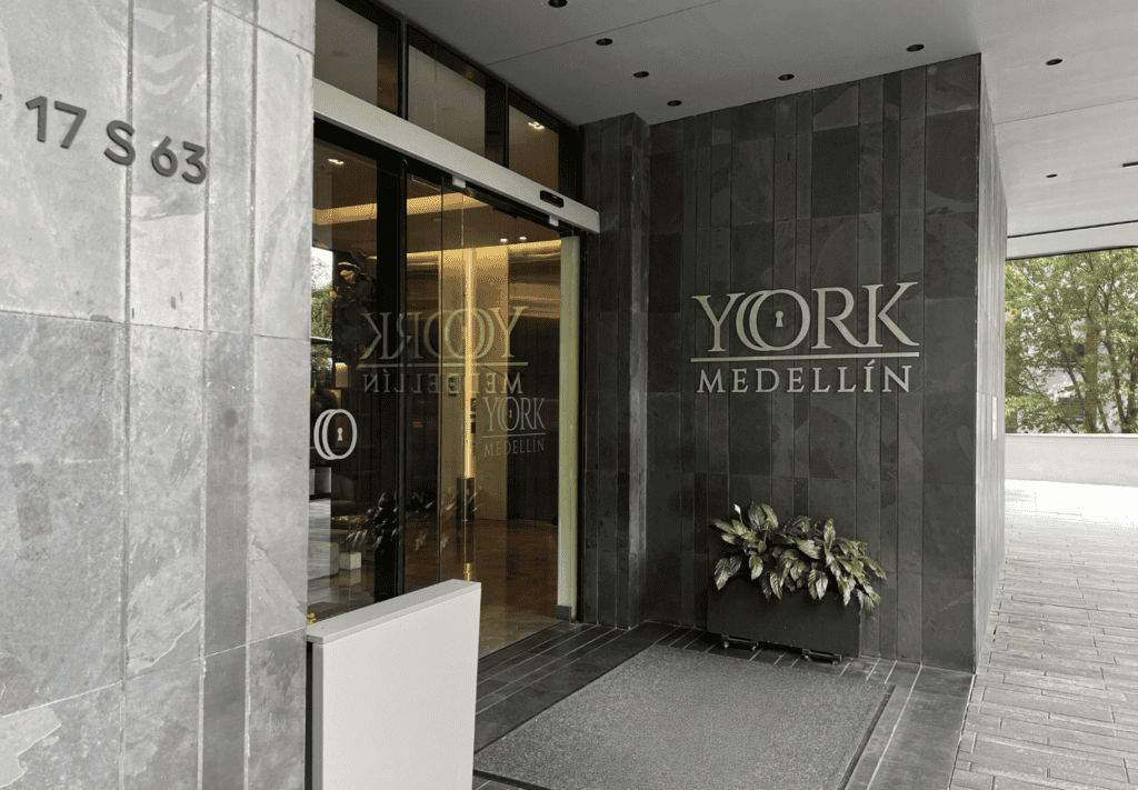 Las suites en Medellín que pasaron de $270 a $720 millones: así opera el hotel que se unió a Hilton York Medellín refuerza su presencia en el mercado hotelero de la ciudad bajo el sello Curio Collection by Hilton. Imagen: cortesía.