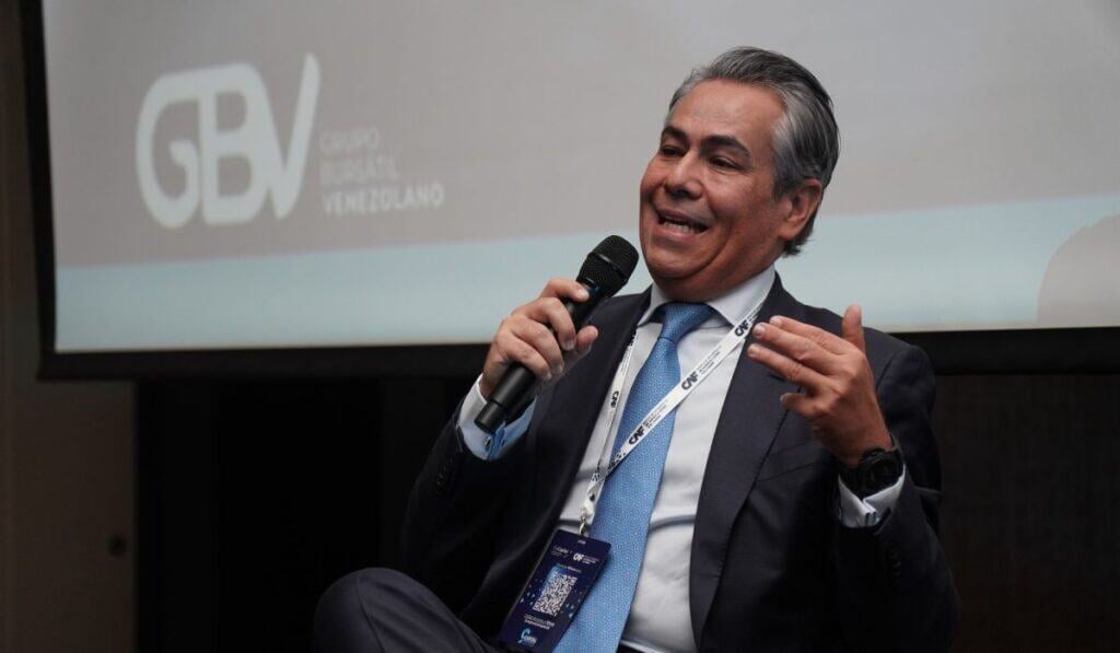 Así funciona el mercado de capitales en Venezuela: factoring y “compre ahora y pague después” dinamizan la economía Luis Cercós, gerente de Grupo Bursátil Venezolano en ColCapital 2026. Foto: Valora Analitik.