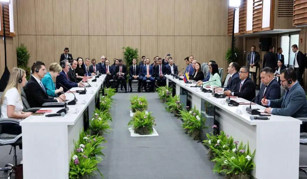 Las expectativas que trae la ‘nueva Venezuela’: realidades y oportunidades con el impulso de EE. UU. El Secretario del Interior de los Estados Unidos, Doug Burgum, con la presidenta encargada de Venezuela, Delcy Rodríguez, en Caracas. Foto: Cortesía Prensa Presidencial Venezuela