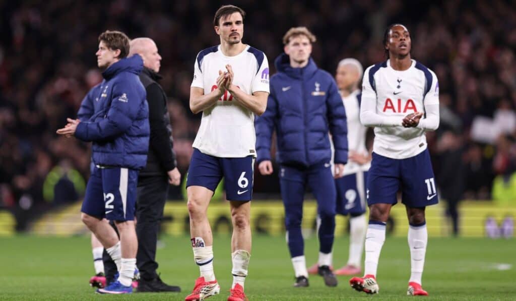 Ni los hinchas confían: Tottenham aplaza venta de abonos en plena lucha por no descender Ni los hinchas confían: Tottenham aplaza venta de abonos en plena lucha por no descender