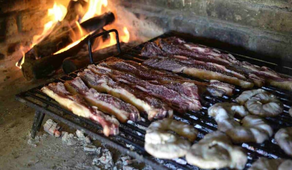 Hacer asados en conjuntos saldrá costoso: DIAN establece impuesto por esta práctica Asados en conjuntos en zonas BBQ alquiladas en conjuntos podría ponerlos a pagar IVA
