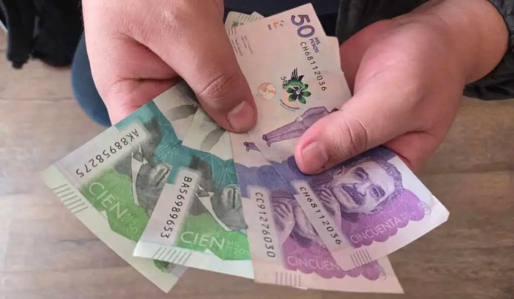 Nu habilita retiros de efectivo en D1 sin tarjeta: así puede hacerlo pago de horas extra en colombia