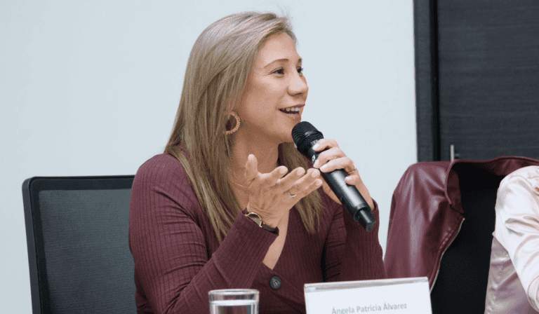 La CREG planea expedir resolución sobre movilidad eléctrica en Colombia para junio de 2027 Ángela Álvarez, comisionada experta de la CREG. Imagen: CREG