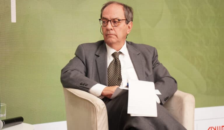 Codirector Giraldo propone “contrato social” con informales en debate sobre salario mínimo Cesar Giraldo, codirector del Banco de la República