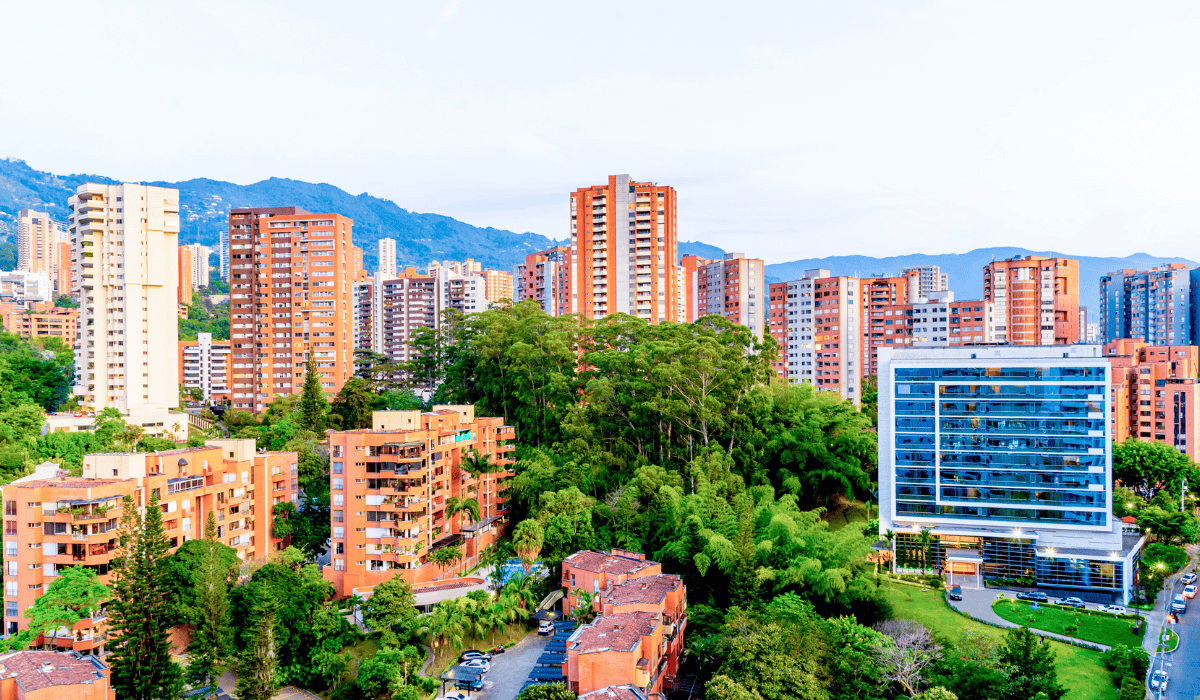 a diciembre de 2025 Medellín registró 20.659 habitaciones hoteleras frente a 18.884 de viviendas turísticas legales