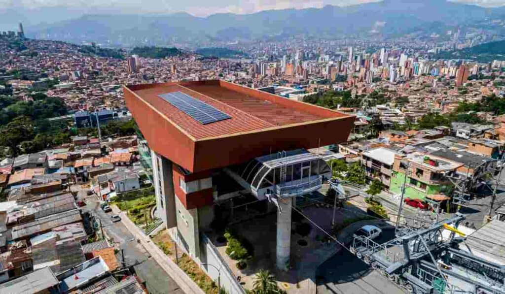 Metro de Medellín sigue teniendo transformación clave que beneficia el sistema masivo de transporte Energía solar que hace parte del Metro de Medellín
