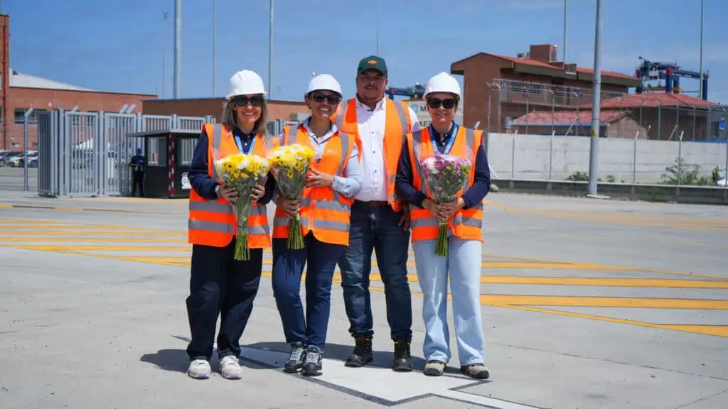 Puerto Antioquia concreta primera exportación de aguacate Hass y flores hacia Europa Exportaciones de flores
