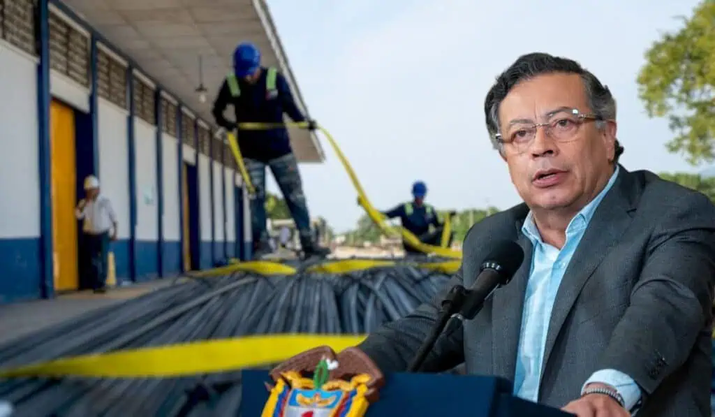 Contratación pública del Gobierno Petro genera más empleo que siete sectores productivos Gobierno Petro quiere volver a subir el salario mínimo en Colombia y gobierno De la Espriella