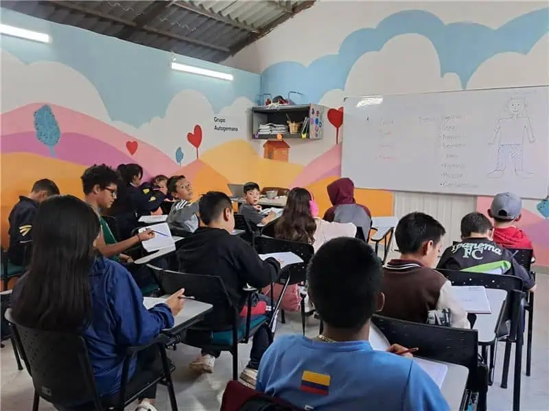 Autogermana presenta su Informe de Sostenibilidad 2025; estas fueron las iniciativas La compañía acompañó el proceso educativo de 82 estudiantes. Foto: cortesía Autogermana