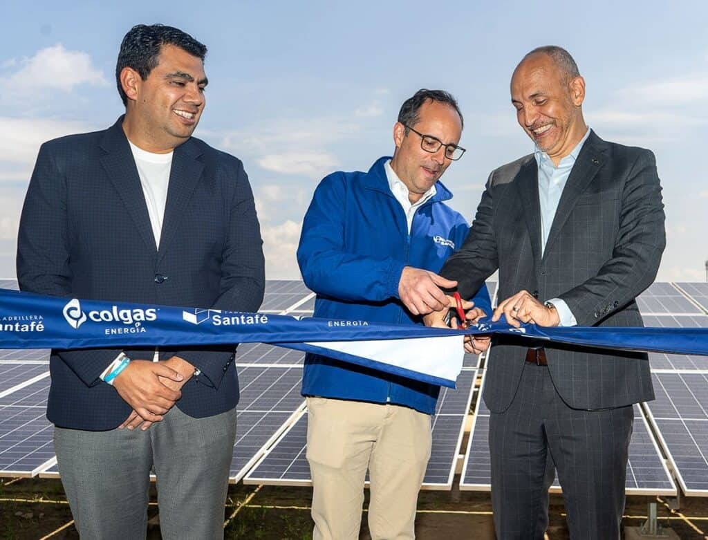 Entrevista | Colgas atiende 3,2 millones de hogares y tiene 35 % del mercado de GLP: Gerente de la empresa Julián Sánchez, alcalde de Soacha; Juan Fermín Restrepo, gerente de Ladrillera Santafé; y Didier Builes, gerente general de Colgas, en la inauguración de la planta solar de la Ladrillera Santafé en Soacha. Imagen: Colgas/Ladrillera Santafé