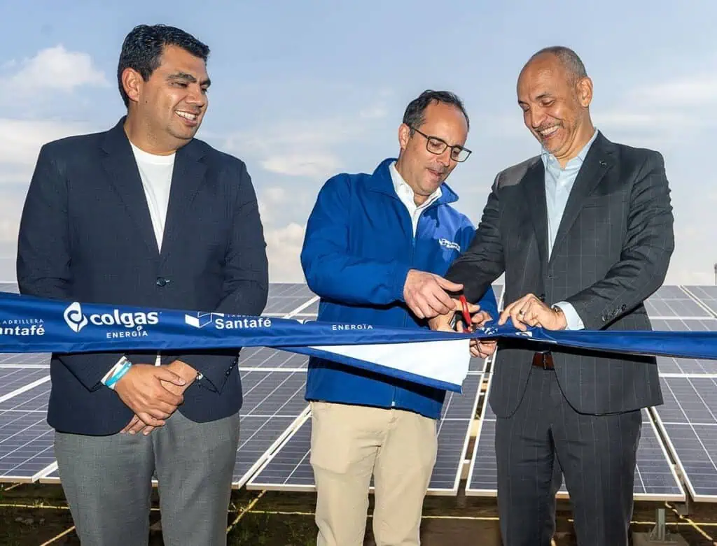 Entrevista | Colgas atiende 3,2 millones de hogares y tiene 35 % del mercado de GLP: Gerente de la empresa Julián Sánchez, alcalde de Soacha; Juan Fermín Restrepo, gerente de Ladrillera Santafé; y Didier Builes, gerente general de Colgas, en la inauguración de la planta solar de la Ladrillera Santafé en Soacha. Imagen: Colgas/Ladrillera Santafé