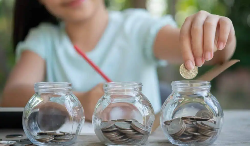Niños en Colombia ya ahorran desde los 5 años: las cifras que reflejan un cambio en las familias Niños en Colombia ya ahorran desde los 5 años_ las cifras que reflejan un cambio en las familias