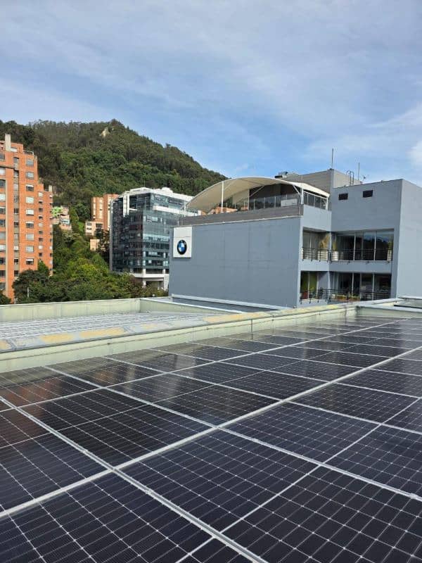Autogermana presenta su Informe de Sostenibilidad 2025; estas fueron las iniciativas Paneles solares. Foto: cortesía Autogermana