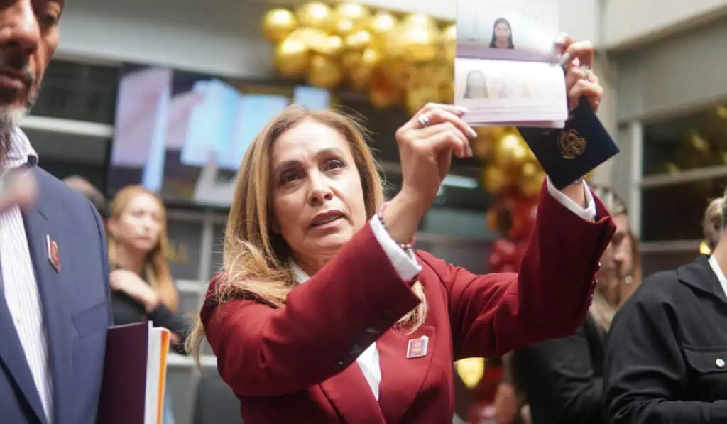 Gobierno Petro estrena pasaporte entre alertas ignoradas y contratos cuestionados expedición de Pasaportes en Colombia
