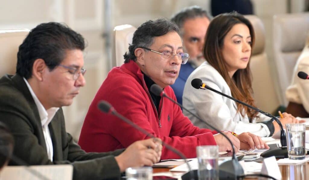 Petro amenaza con volver a subir el salario mínimo si el BanRep continúa subiendo las tasas de interés Petro amenaza con volver a subir el salario mínimo si el BanRep continúa subiendo las tasas de interés. Foto: tomada de X@infopresidencia