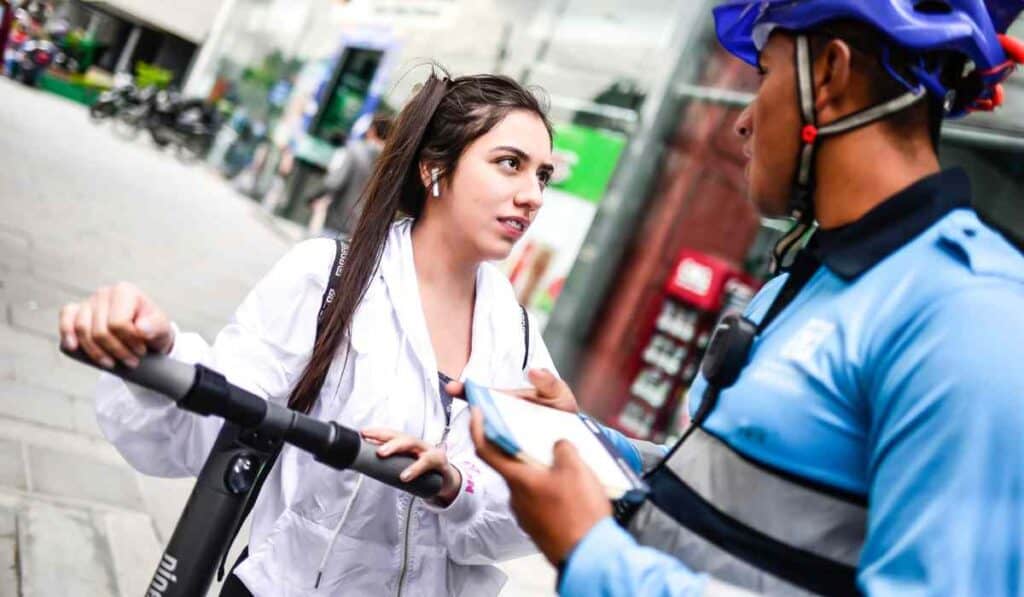 Multa de casi $400.000 que impondrán a conductores de patinetas eléctricas por hacer maniobra que parece inofensiva Regulación para usuarios de patinetas eléctricas