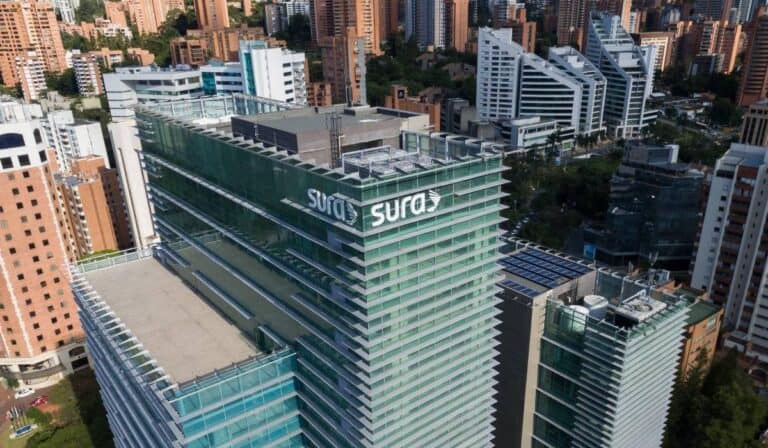 Bancolombia otorgó crédito a Grupo Sura con compromiso en reducción de emisiones e inversiones sostenibles Sede de Grupo Sura en Medellín