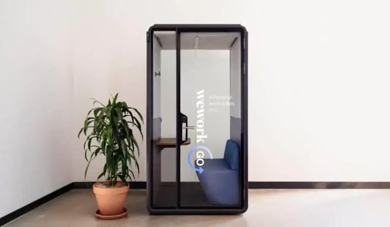 WeWork apuesta por cabinas privadas en aeropuertos y espacios públicos: la nueva modalidad para trabajar en cualquier lado
