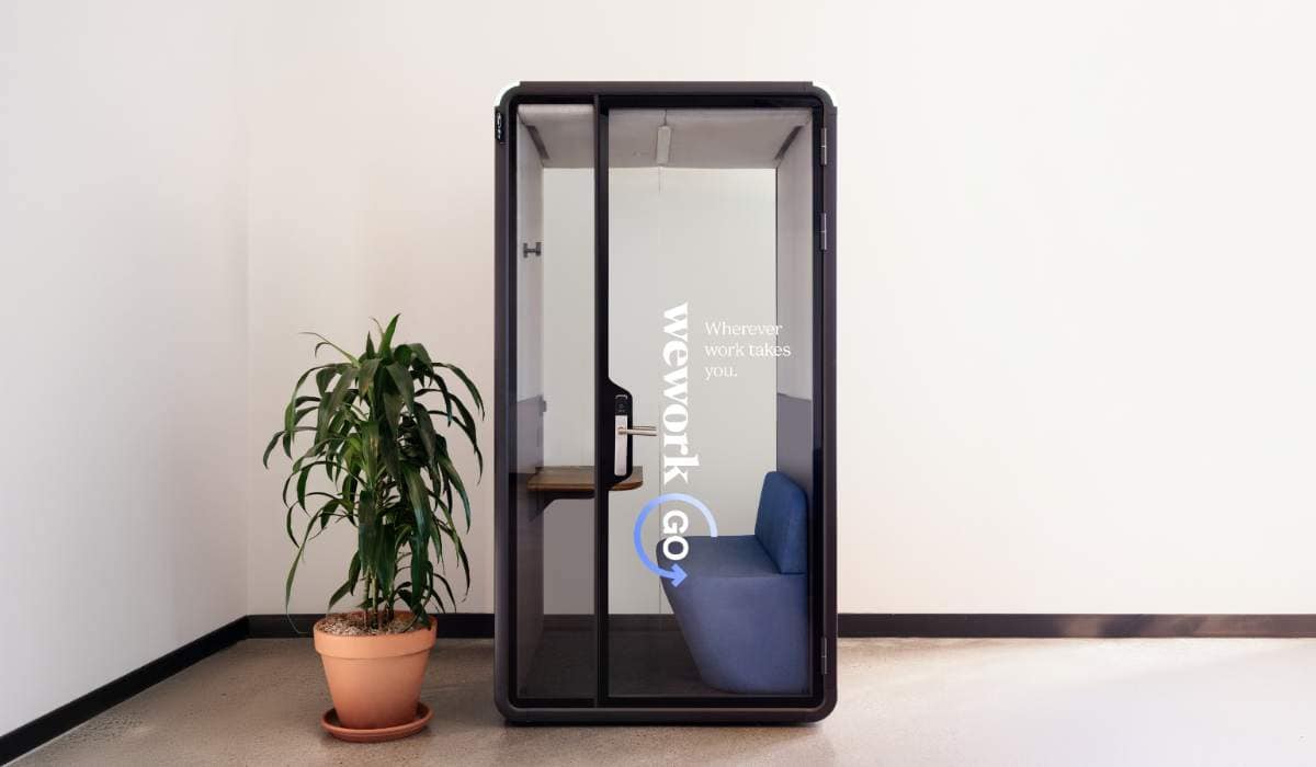 WeWork apuesta por cabinas privadas en aeropuertos y espacios públicos: la nueva modalidad para trabajar en cualquier lado 