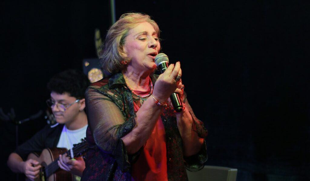 La agrupación ‘Colombia Canta y Encanta’ llevará su show a Brasil y Estados Unidos Silvia Zapata, fundadora y directora de 'Colombia Canta y Encanta'