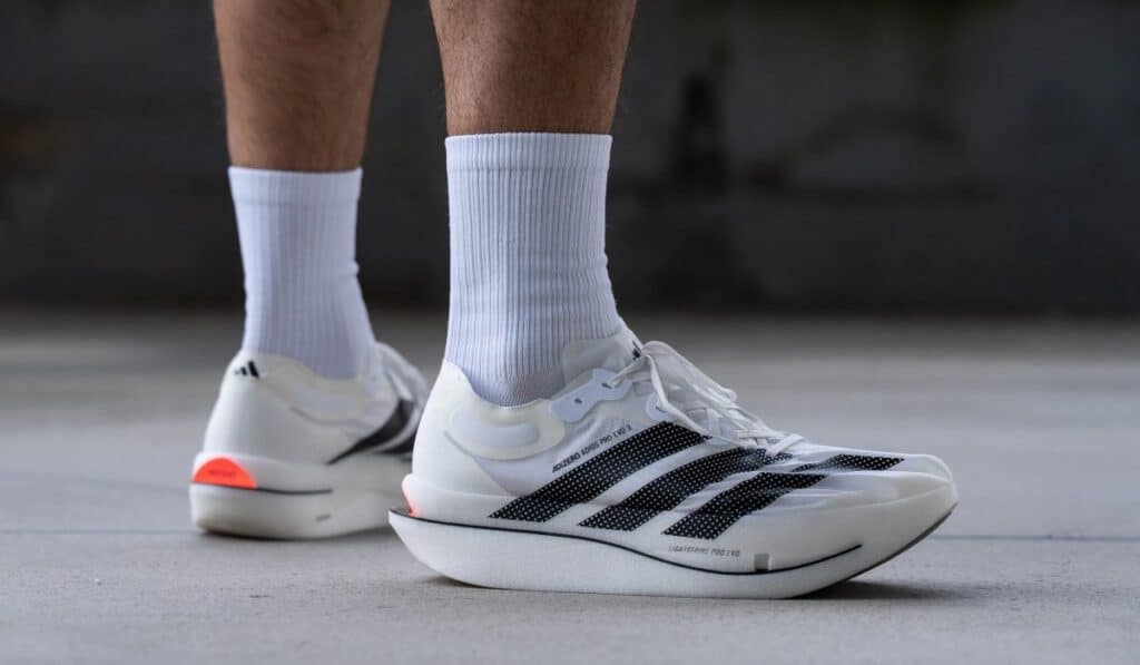 Los tenis del récord mundial en Maratón de Londres pesan menos que dos huevos Las Adidas Adizero Adios Pro Evo 3 son las primeras zapatillas de maratón en romper la barrera de los 100 gramos