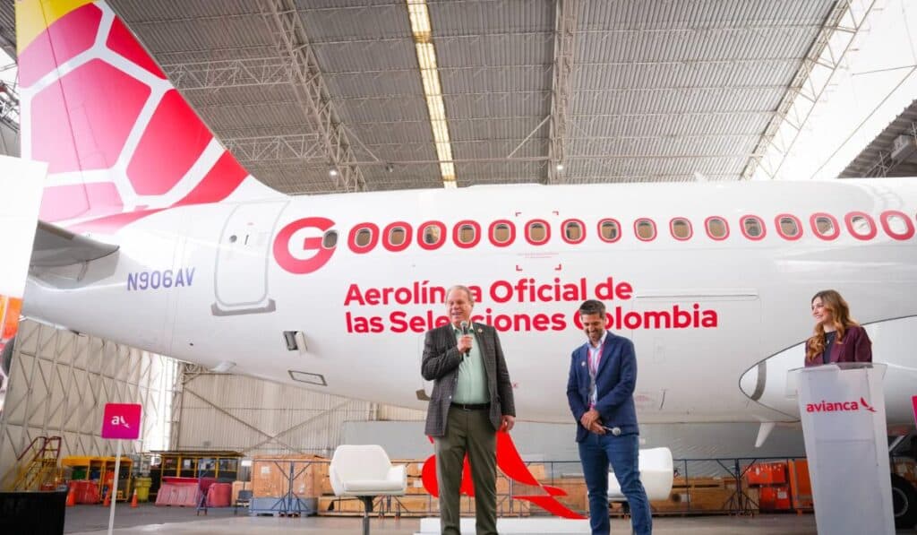Avianca renueva su alianza con la Federación Colombiana de Fútbol y habilita más de 3.000 vuelos para el Mundial Ramón Jesurún, presidente de la Federación Colombiana de Fútbol, y Gabriel Oliva, presidente de Avianca Group, en el marco del anuncio de la operación para el Mundial 2026. Foto: Avianca.