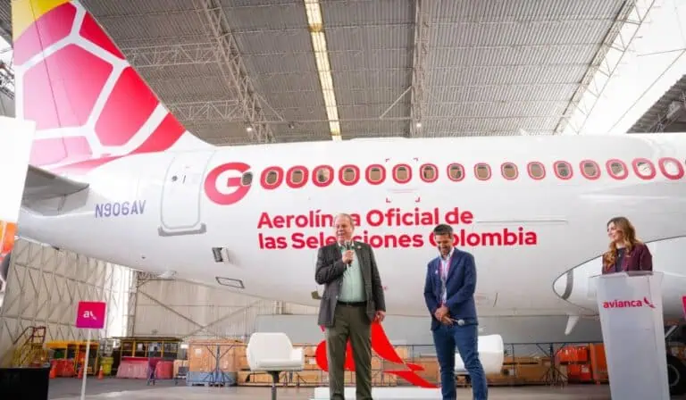 Ramón Jesurún, presidente de la Federación Colombiana de Fútbol, y Gabriel Oliva, presidente de Avianca Group, en el marco del anuncio de la operación para el Mundial 2026. Foto: Avianca.