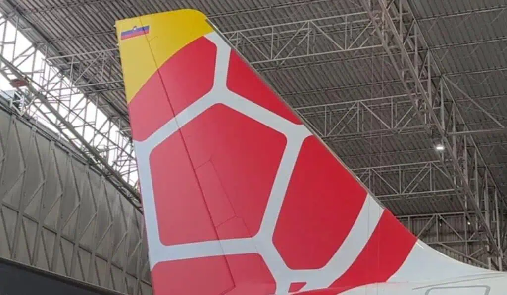 Avianca renueva su alianza con la Federación Colombiana de Fútbol y habilita más de 3.000 vuelos para el Mundial Dos aviones Airbus A320 fueron intervenidos con diseños alusivos a la Selección Colombia. Foto: Valora Analitik.