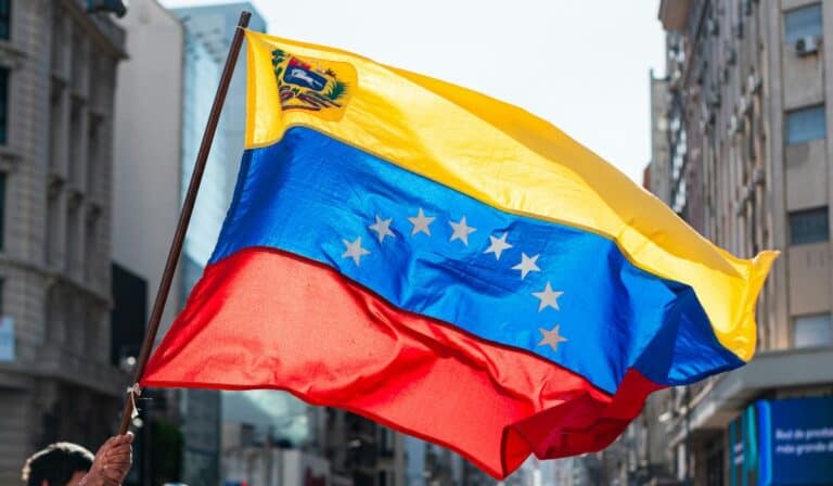 FMI: Venezuela crecerá 4 % en 2026, pero con una inflación de casi 400 % El FMI incluye a Venezuela en sus proyecciones y el resultado no es alentador: casi 400 % de inflación para 2026, frente a un promedio de 4,4 % en el resto del mundo. Foto: tomada de Canva.