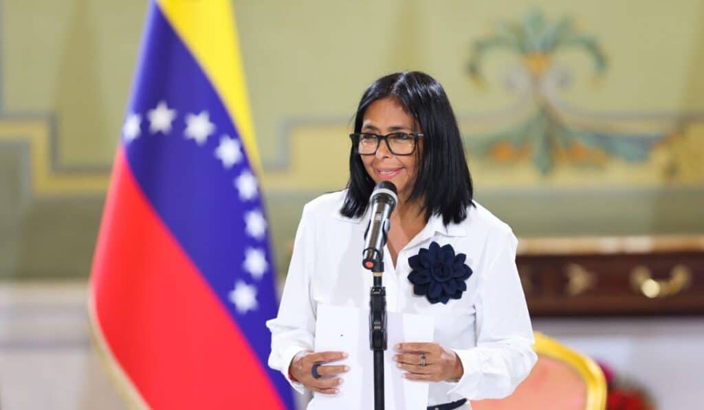 Inside Venezuela | El dilema del salario mínimo en Venezuela, ¿Por qué Delcy Rodríguez frena lo que ahora Petro aceleró en Colombia? Delcy Rodríguez expuso las razones por las que Venezuela evita incrementos salariales sin financiamiento sostenible. Foto: Prensa Presidencial de Venezuela.