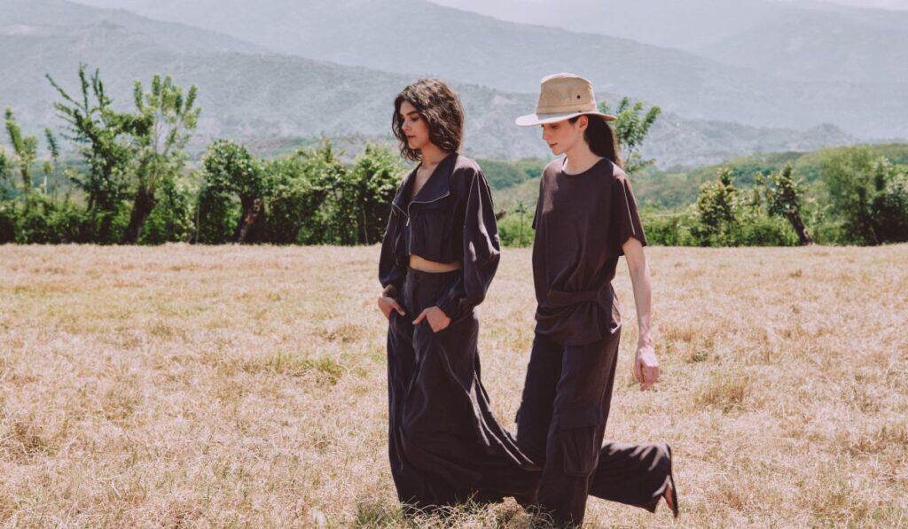 Arkitect, Bronzini y Finlandek anuncian nueva colección junto a María Elena Villamil para la temporada de madres en Arkitect se presentan prendas para mujer como vestidos, faldas y más