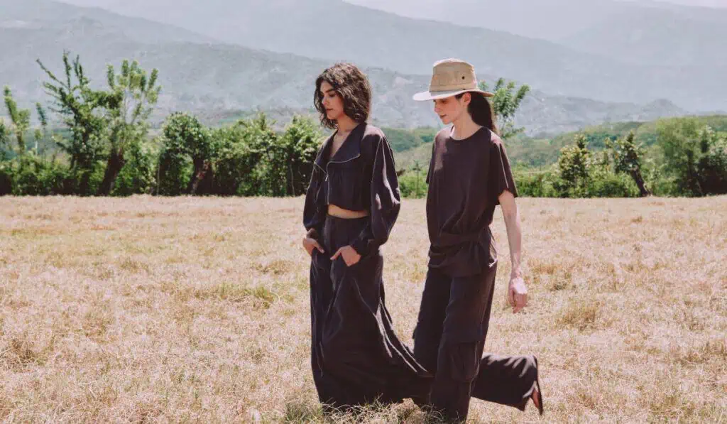 Arkitect, Bronzini y Finlandek anuncian nueva colección junto a María Elena Villamil para la temporada de madres en Arkitect se presentan prendas para mujer como vestidos, faldas y más