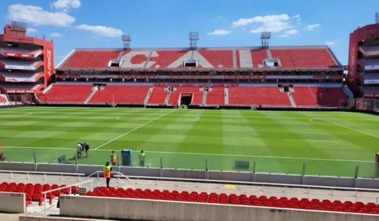 La seguridad en los estadios de América Latina se ha convertido en un eje crítico de operación en medio de eventos deportivos de alta convocatoria.