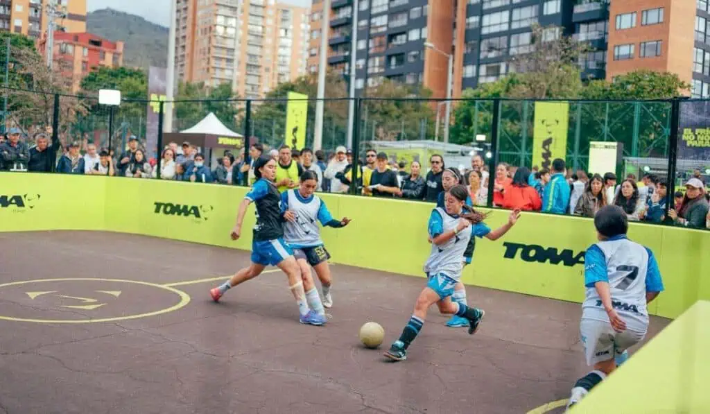 Nike busca al rey del fútbol callejero en Colombia rumbo a una final internacional Nike ha utilizado este modelo en otras ciudades para identificar talento emergente.