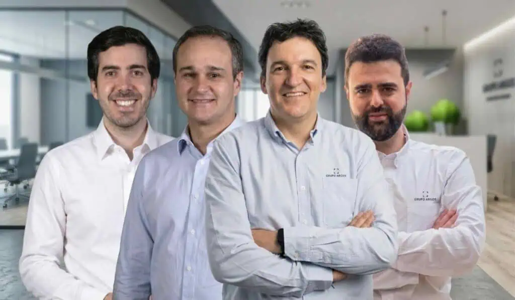 Ingresos consolidados de Grupo Argos sumaron $5,5 billones a junio; se reafirma importancia de programa ACE Juan Esteban Mejía, gerente de Asuntos Corporativos; Rafael Olivella, vicepresidente de Asuntos Legales; Juan Esteban Calle, presidente de Grupo Argos; y Felipe Aristizábal, vicepresidente de Estrategia y Finanzas. Foto: Grupo Argos.