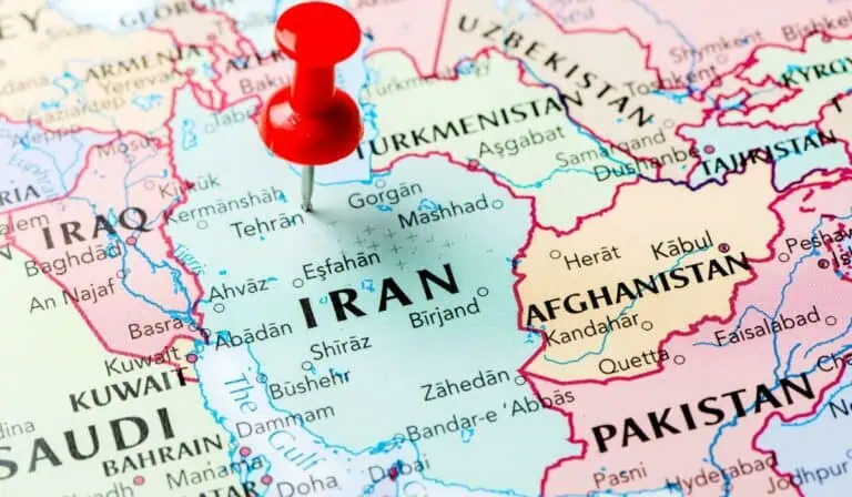 El ataque de Estados Unidos e Israel a Irán en marzo de 2026 alteró el mercado energético global y sacudió al sector aéreo. Imagen: Canva.