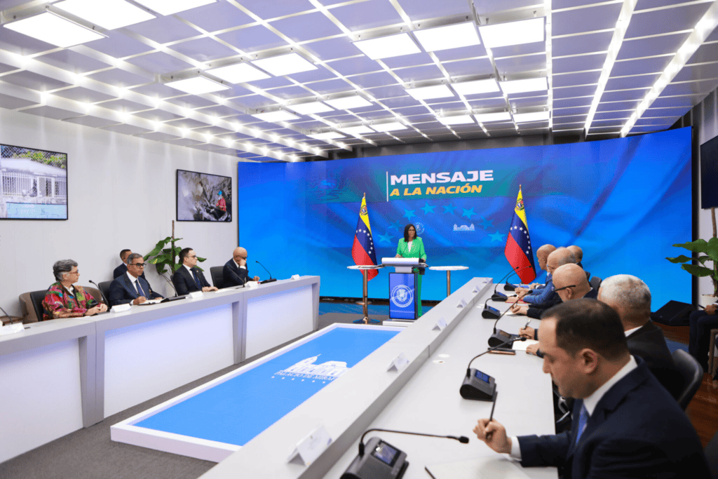 Delcy Rodríguez aumenta el salario y anuncia cambios estructurales para economía de Venezuela Delcy Rodríguez desde el Palacio de Miraflores, acompañada del Consejo de Vicepresidentes y ministros. Foto: Prensa Presidencial Venezuela.