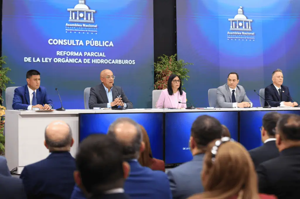 Inside Venezuela | Se cumplen 100 días de Venezuela sin Maduro: cambios, deudas e interrogantes La Asamblea Nacional aprobó en enero la reforma a la Ley de Hidrocarburos, el mayor giro al sector energético venezolano en 50 años. Foto: Prensa Presidencial de Venezuela.