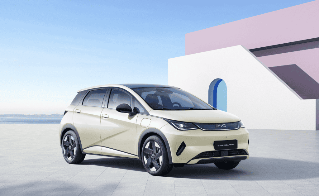 BYD presenta en Colombia el Dolphin 2027: se podrá comprar desde $90 millones El BYD Dolphin 2027 estrena parrilla delantera iluminada y farolas rediseñadas. Foto: Cortesía BYD Colombia.