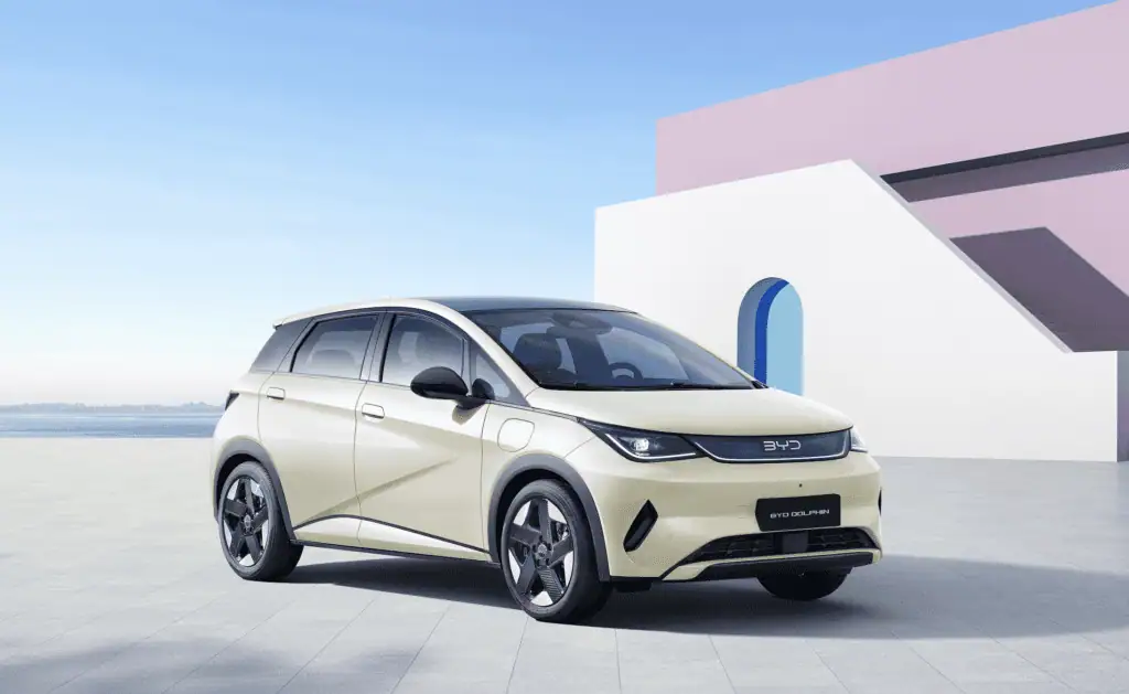 BYD presenta en Colombia el Dolphin 2027: se podrá comprar desde $90 millones El BYD Dolphin 2027 estrena parrilla delantera iluminada y farolas rediseñadas. Foto: Cortesía BYD Colombia.